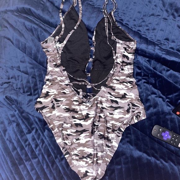 Heat one piece swimsuit - Picture 2 of 3